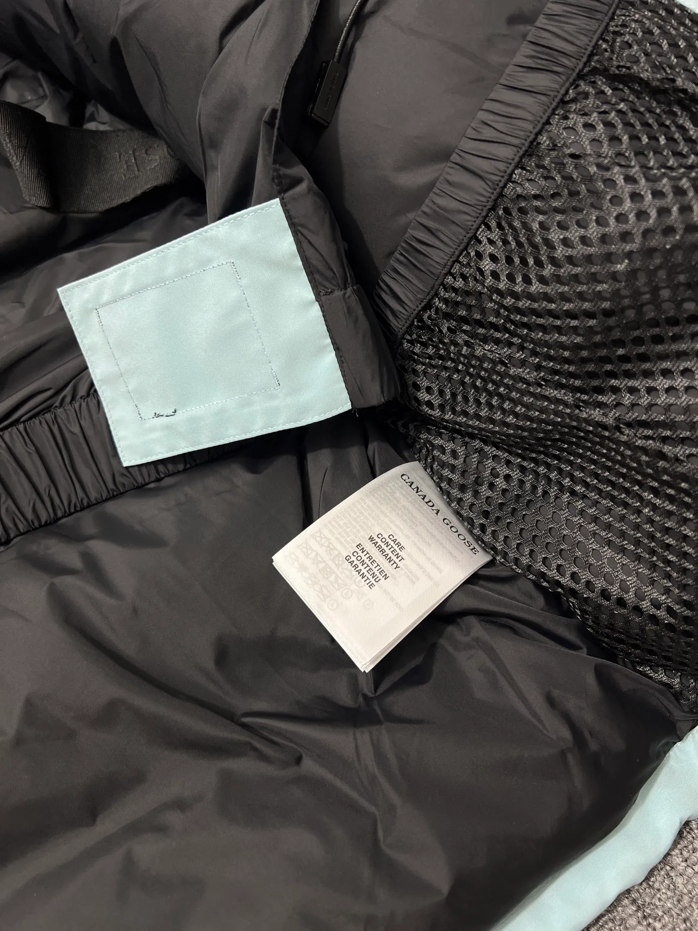 P780 🆕 Top original version, supports chip sensor with handbag 𝗖𝗮𝗻𝗮𝗱𝗮 𝗚𝗼𝘀𝗲 / 🇨🇦 Canada Goose 08 Down Jacket ⚠️ Partners who have been cooperating with us in the past few years know that no matter what is produced outside, our pure genuine trading company ships ❗️ After the test of time, we have received rave reviews. You can compare the market products with us. If you are not satisfied, you can return it at will. You are also welcome to come to ZG to see it and then come to my home to buy‼  1⃣️ The filling is 80% white duck down, with a weight of 500g. Regarding the down content, you can feel it with your hands. Good down has no embarrassment and can be called a walking duvet! 2⃣️ The fabric is made of Feather-Light 10D waterproof coating fabric, which is made of 84.5 polyester fiber and 15.5 cotton. The surface is treated with a special Teflon protective coating produced by DuPont to prevent wind and splash water, and makes the clothing anti-pollution and long-lasting new features! 3⃣️ One-piece seamless cuffs, 13cm official length, all seals are stamped, and all the inner liner is hemmed. The overcoat means sewing all the inner liner once. On the one hand, it is to prevent the velvet from running off, and on the other hand, it can keep the stiffness of the clothes! 4⃣️ Original Yoshida Kogyo Kabushikigaisha zipper, top-grade zinc alloy electroplated zipper with the highest specifications, using precise Japanese craftsmanship, raw materials and management methods. Each zipper can withstand 100,000+ openings and closings 5⃣️ The detachable fur collar is made of top-grade imported wolf fur, which is not comparable to the loose and soft raccoon fur and fake fur on the market. It is a natural Siberian coyote fur collar. The delicate and strong feel is the sense of life that comes from the erosion of wind and frost in nature. 6⃣️ Main logo double-thread 9-needle locking stranded embroidery, electronic digital automatic embroidery, maple leaves with sharp edges. Size: XS-XXL Color: black, off-white, graphite gray, sapphire blue Dark Blue Pink Azure Graphite Gray Black Label Shoulder Width Chest Sleeve Length Clothes Length Recommended Weight kg 67 87 80-90 2XL 58 136 69 89 90-105